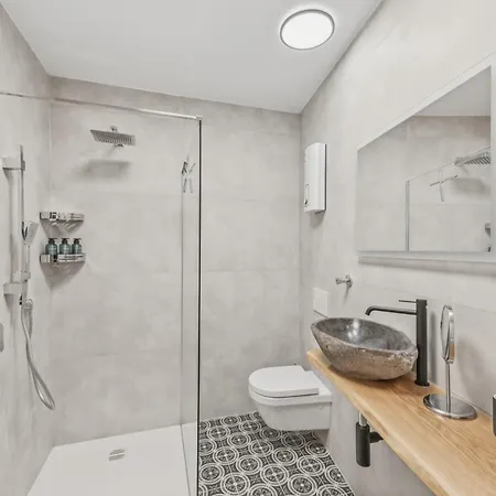 Bat Solutions - Alles Was Ein Nicht Bietet - Mit Sternen-schlaf - Ruhig Im Privaten Hist Innenhof-terrasse-grill-pergola - 5 Min Zur Altstadt - Direkt Am Suedbahnhof - Fuer Bis Zu 4 Personen Apartamento *