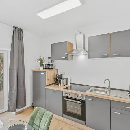 Apartamento Bat Solutions - Alles Was Ein Nicht Bietet - Mit Sternen-schlaf - Ruhig Im Privaten Hist Innenhof-terrasse-grill-pergola - 5 Min Zur Altstadt - Direkt Am Suedbahnhof - Fuer Bis Zu 4 Personen