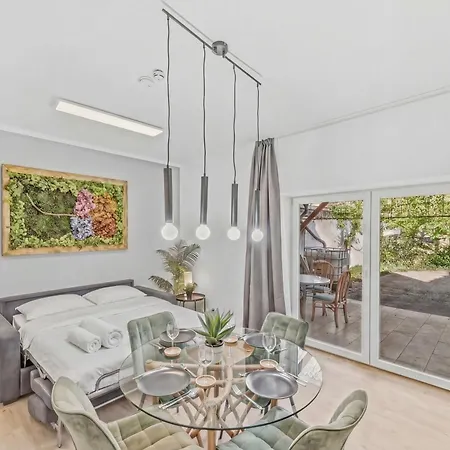 Bat Solutions - Alles Was Ein Nicht Bietet - Mit Sternen-schlaf - Ruhig Im Privaten Hist Innenhof-terrasse-grill-pergola - 5 Min Zur Altstadt - Direkt Am Suedbahnhof - Fuer Bis Zu 4 Personen Trier
