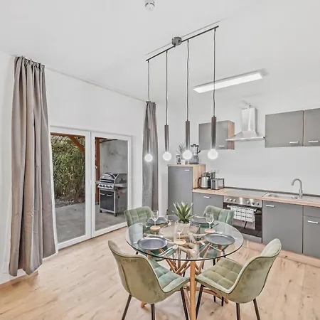 Bat Solutions - Alles Was Ein Nicht Bietet - Mit Sternen-schlaf - Ruhig Im Privaten Hist Innenhof-terrasse-grill-pergola - 5 Min Zur Altstadt - Direkt Am Suedbahnhof - Fuer Bis Zu 4 Personen Trier